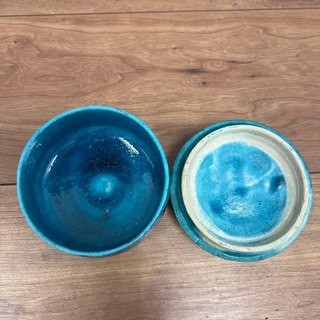 ターコイズ色の陶器製蓋付きボウル