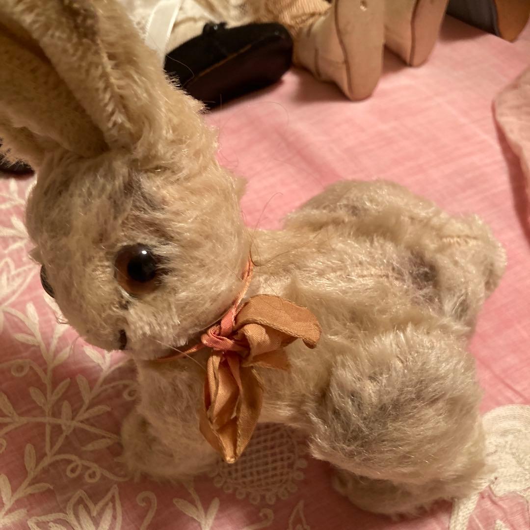 ベージュのウサギぬいぐるみ