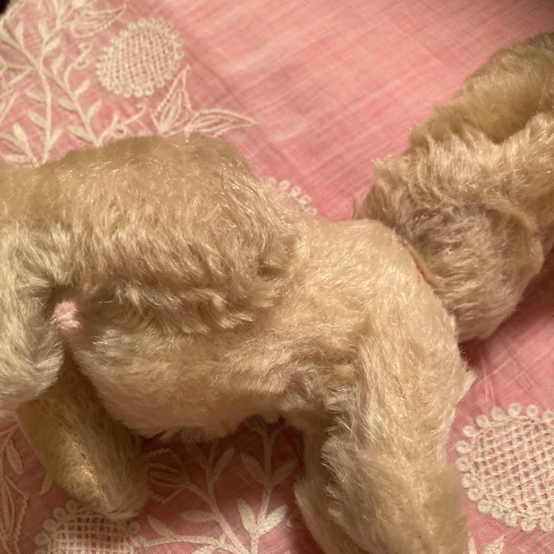 ベージュのウサギぬいぐるみ