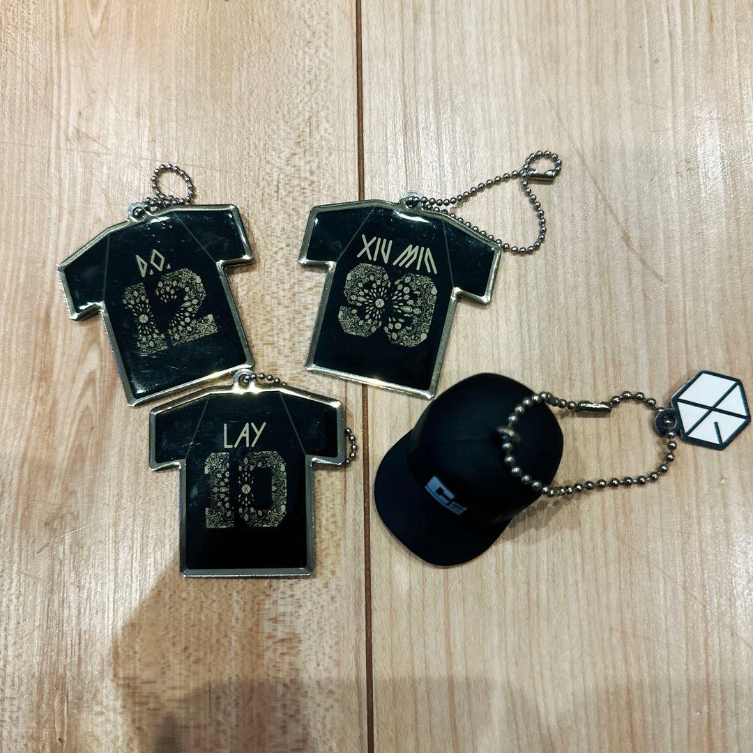 【送料込み】EXO DVD&まとめ売り ペンライト ファンクラブ雑誌など