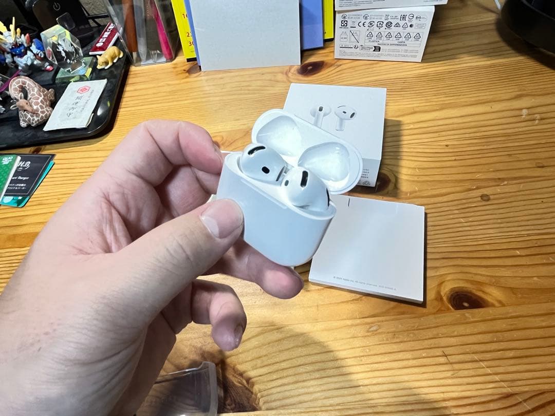 Apple AirPods 4 （ノイキャンなし）本体とケース