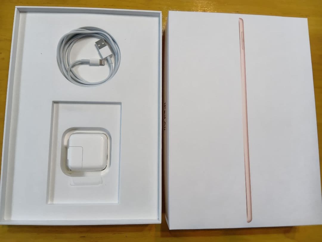 ビ*ス様 iPad Air 第3世代 Wi‐fi ローズゴールド　箱、充電器、ケ