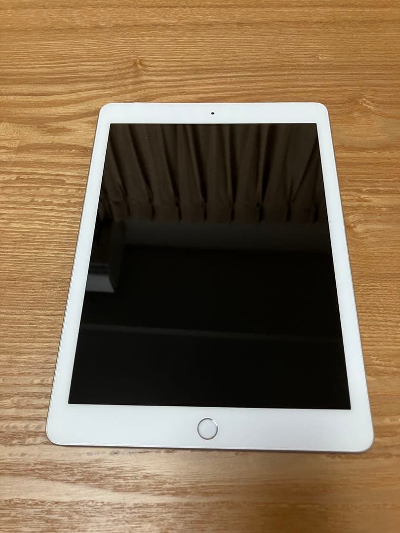 iPad (第６世代) 32GB Wi-Fi+Cellular カバー付