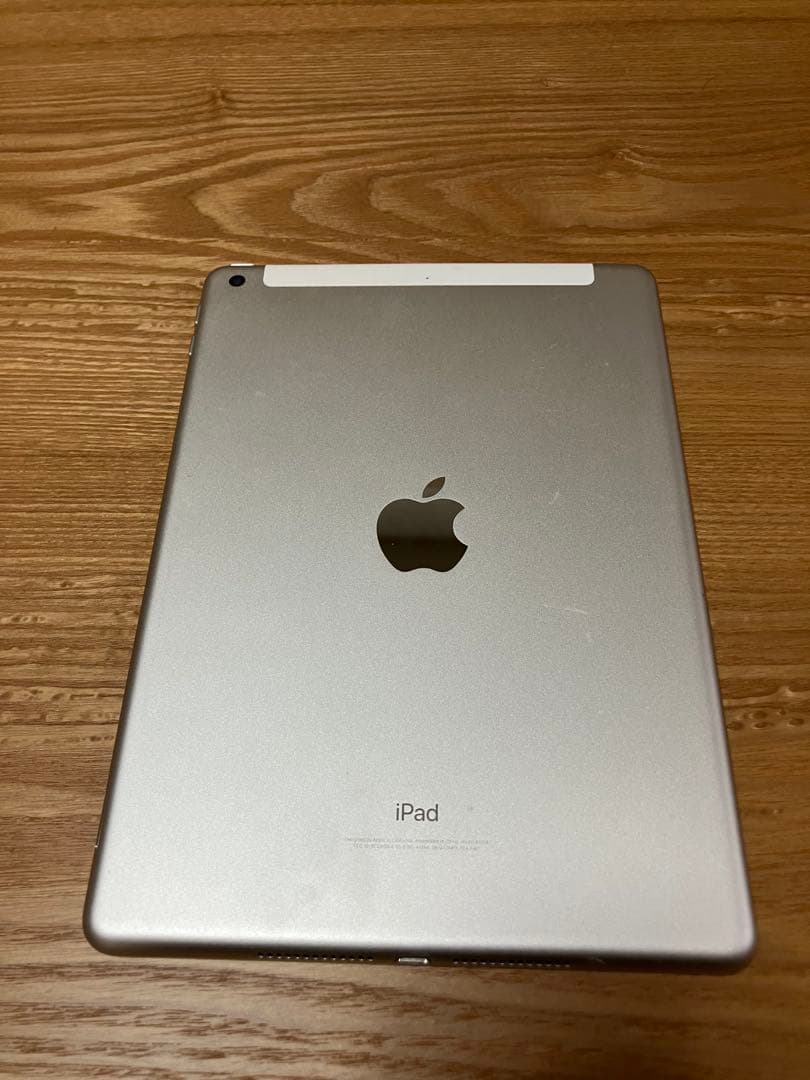 iPad (第６世代) 32GB Wi-Fi+Cellular カバー付