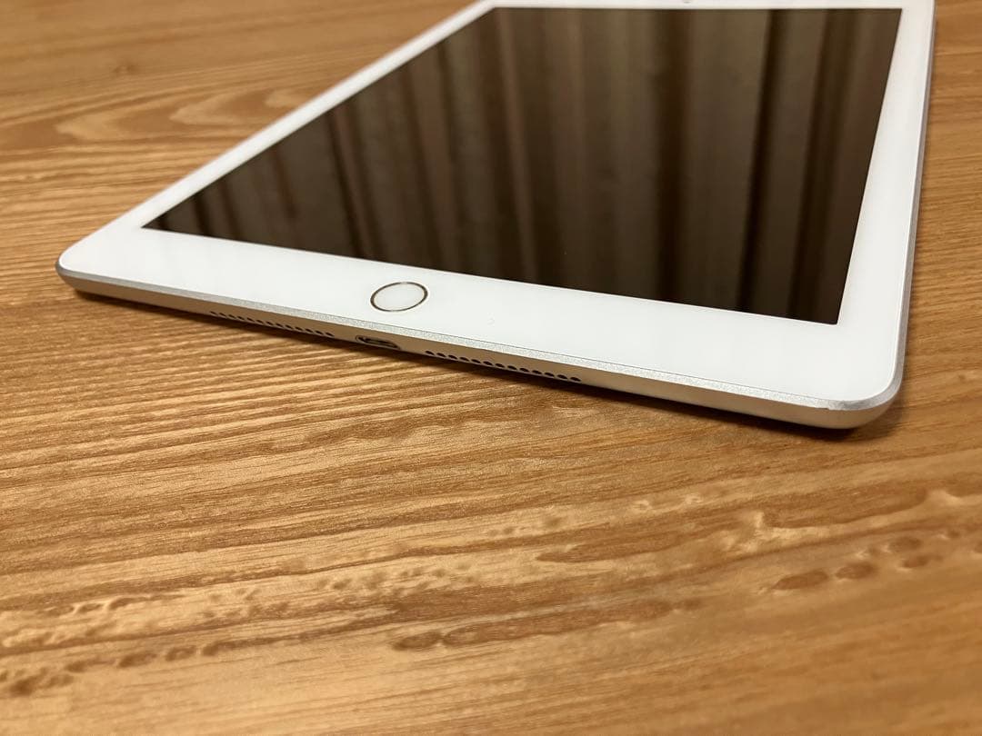 iPad (第６世代) 32GB Wi-Fi+Cellular カバー付