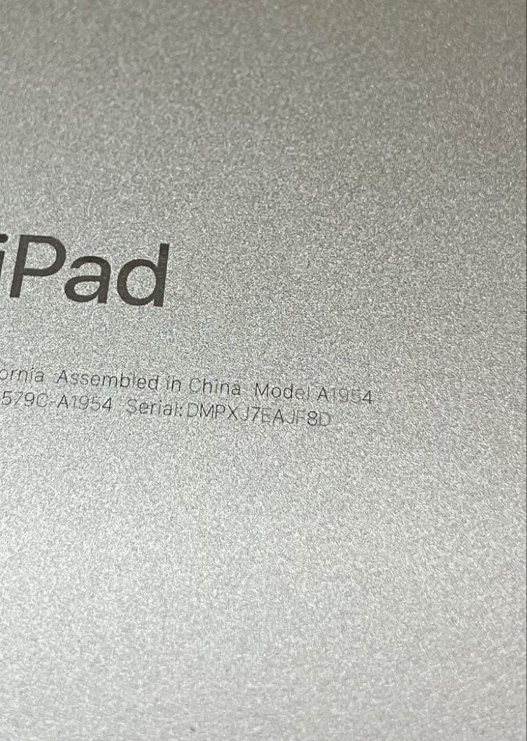 iPad (第６世代) 32GB Wi-Fi+Cellular カバー付