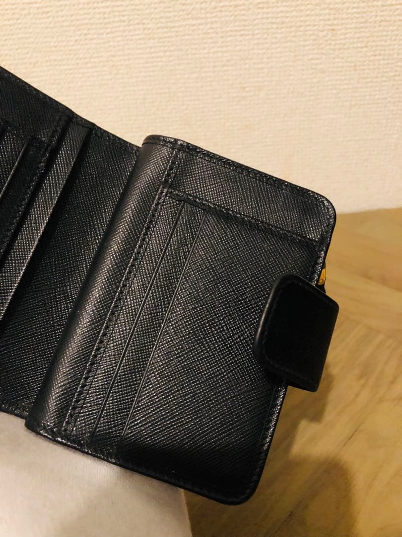 PRADA ブラックレザー 三つ折り財布 ICチップ(RFID)搭載