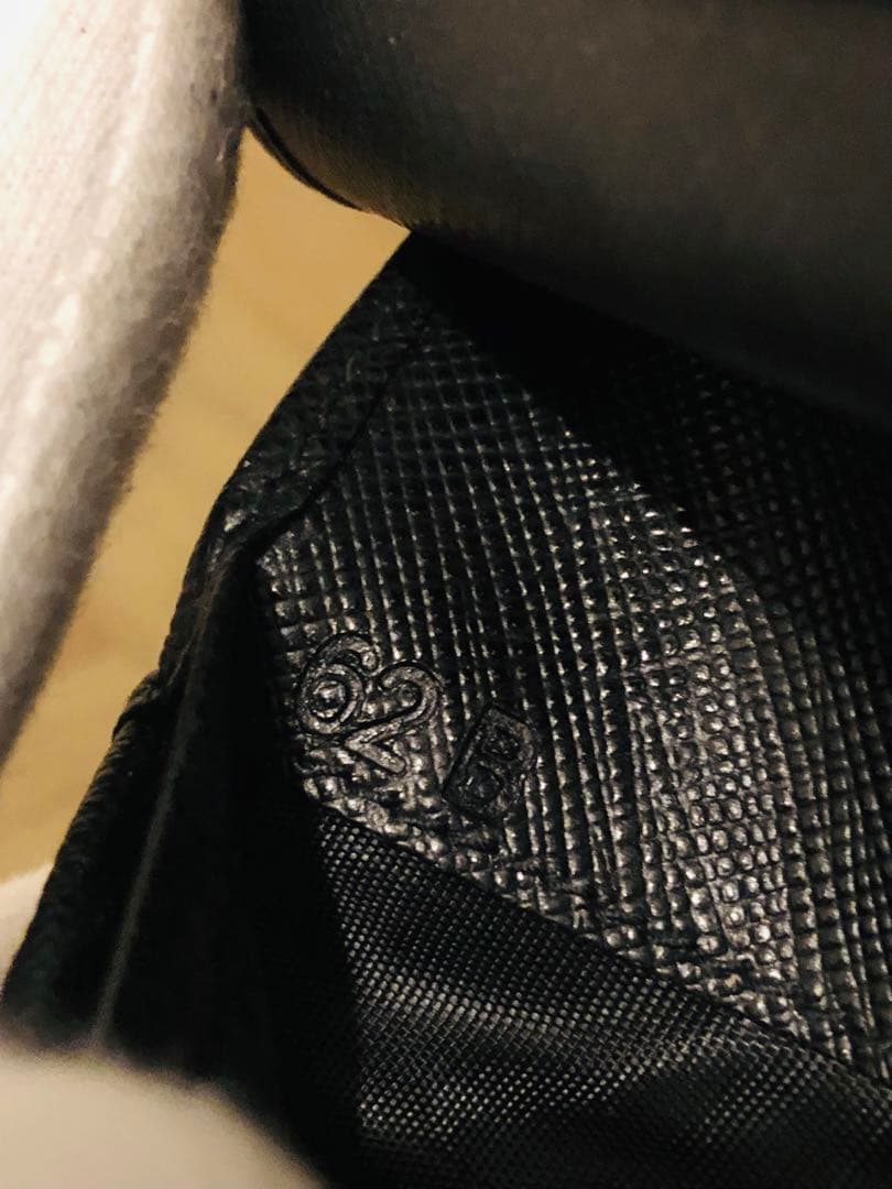 PRADA ブラックレザー 三つ折り財布 ICチップ(RFID)搭載