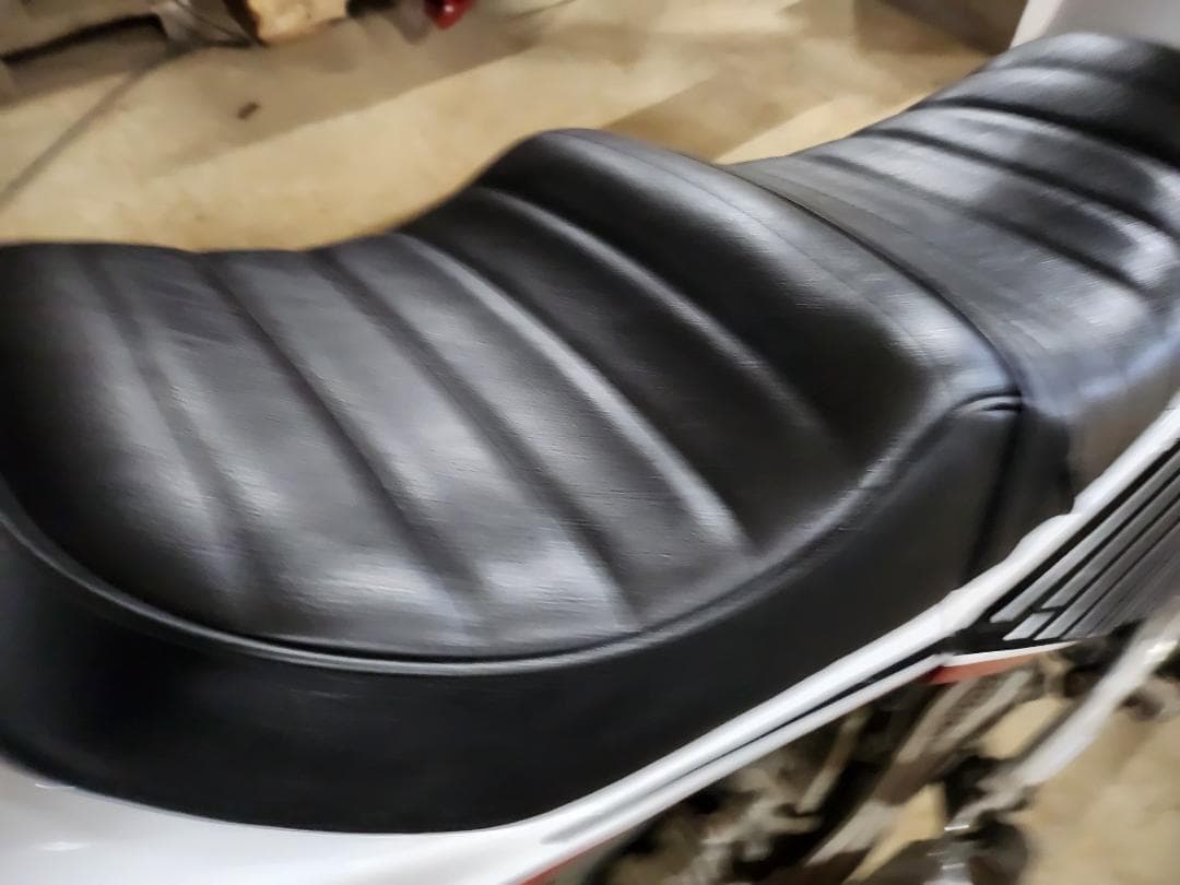美品★CBX400F 550　タックロール シート 黒 皮 /完成品 あんこ抜き