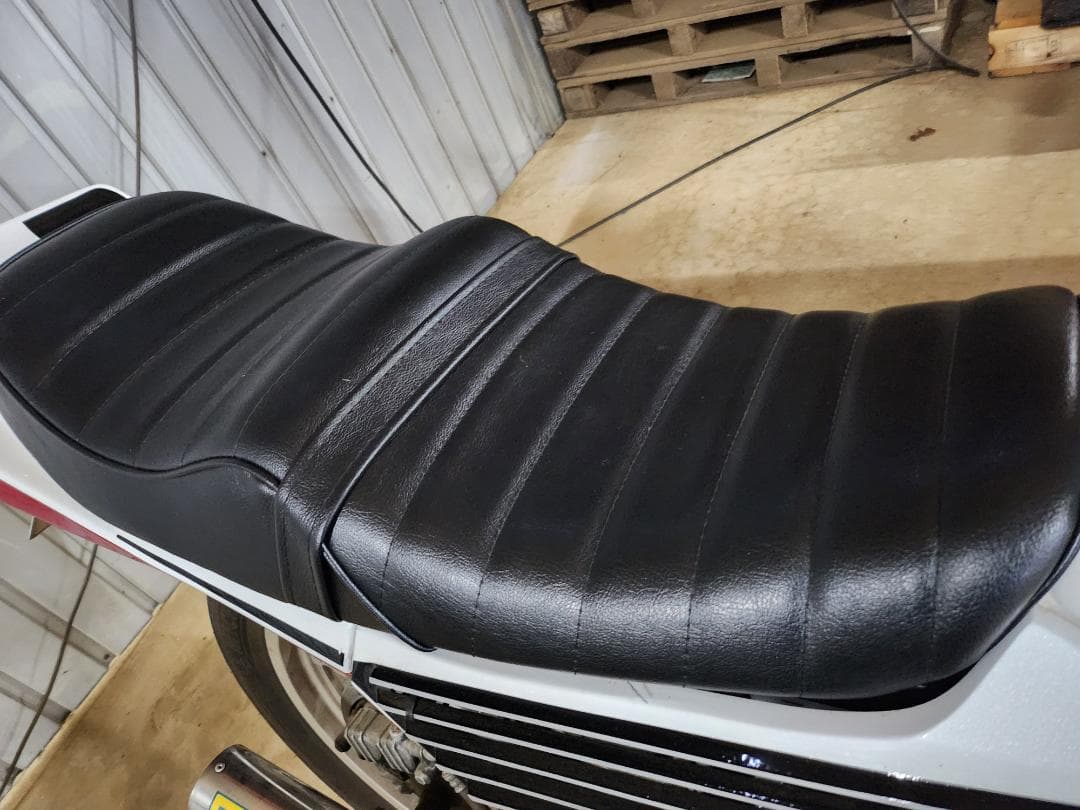 美品★CBX400F 550　タックロール シート 黒 皮 /完成品 あんこ抜き