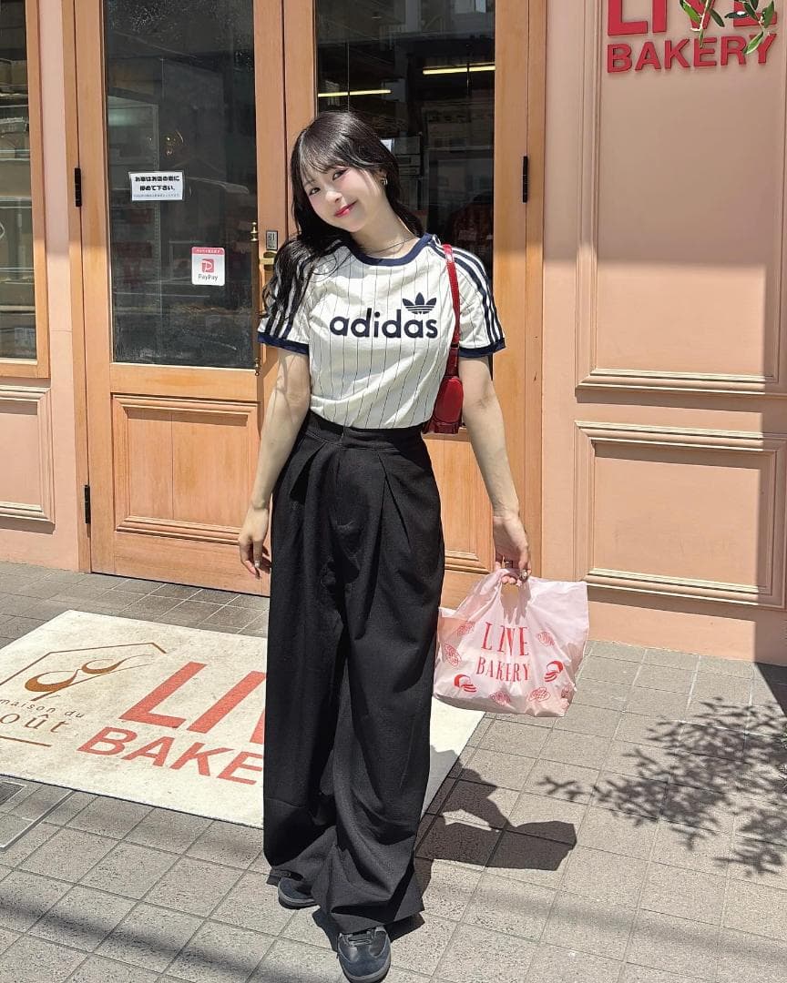 希少S☆アディダス リニア グラフィック カリTシャツ 白 夏コーデ 韓国