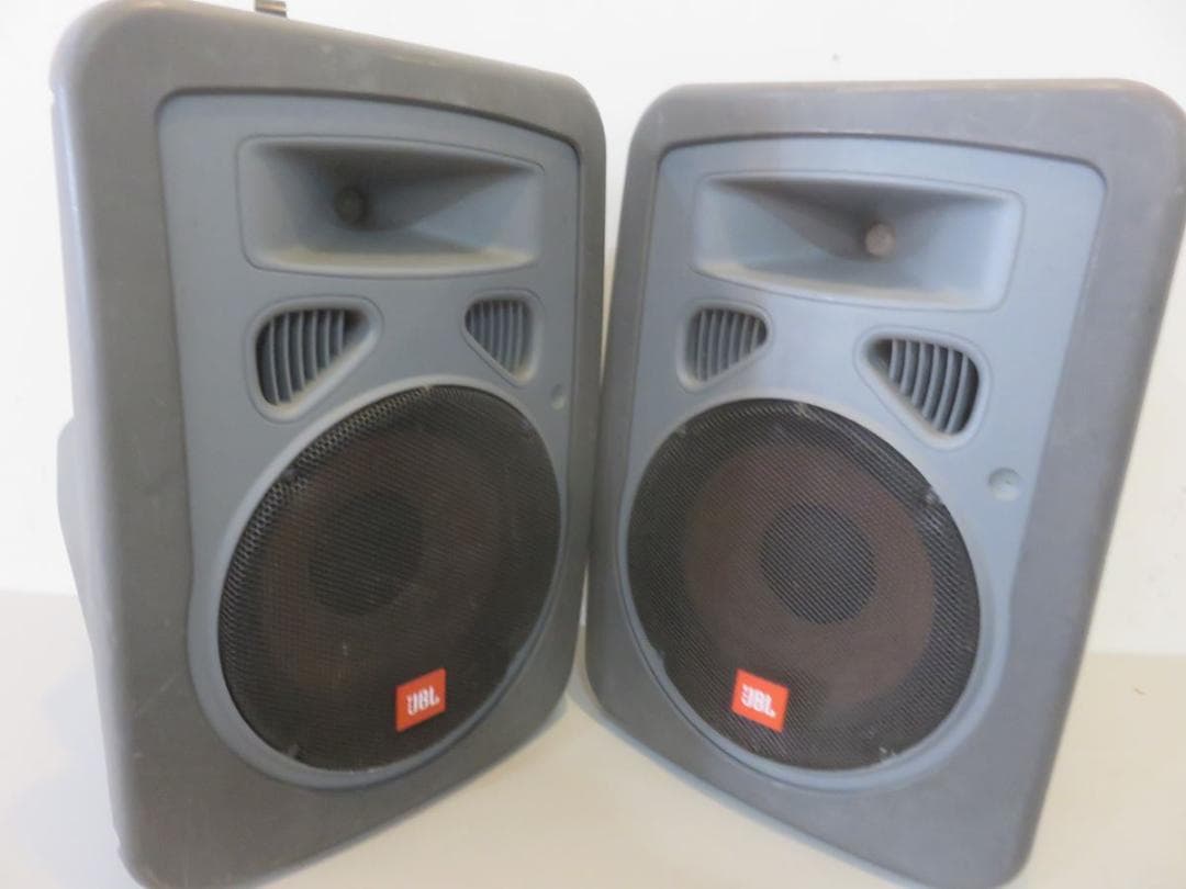 JBL EON15 テージおよびスタジオ モニター。