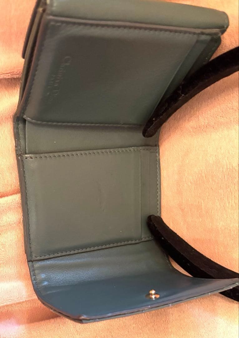 ディオール　チャーム付き　エナメル　キルティング　三つ折り財布