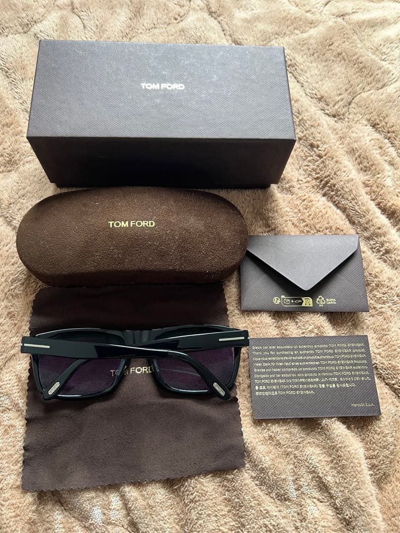 N*T様 TOM FORD サングラス 黒フレーム 紫レンズ