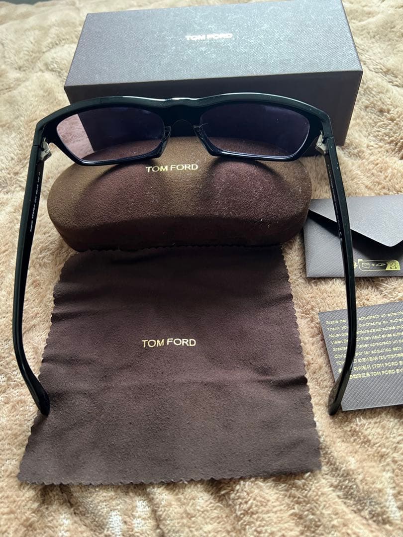 N*T様 TOM FORD サングラス 黒フレーム 紫レンズ