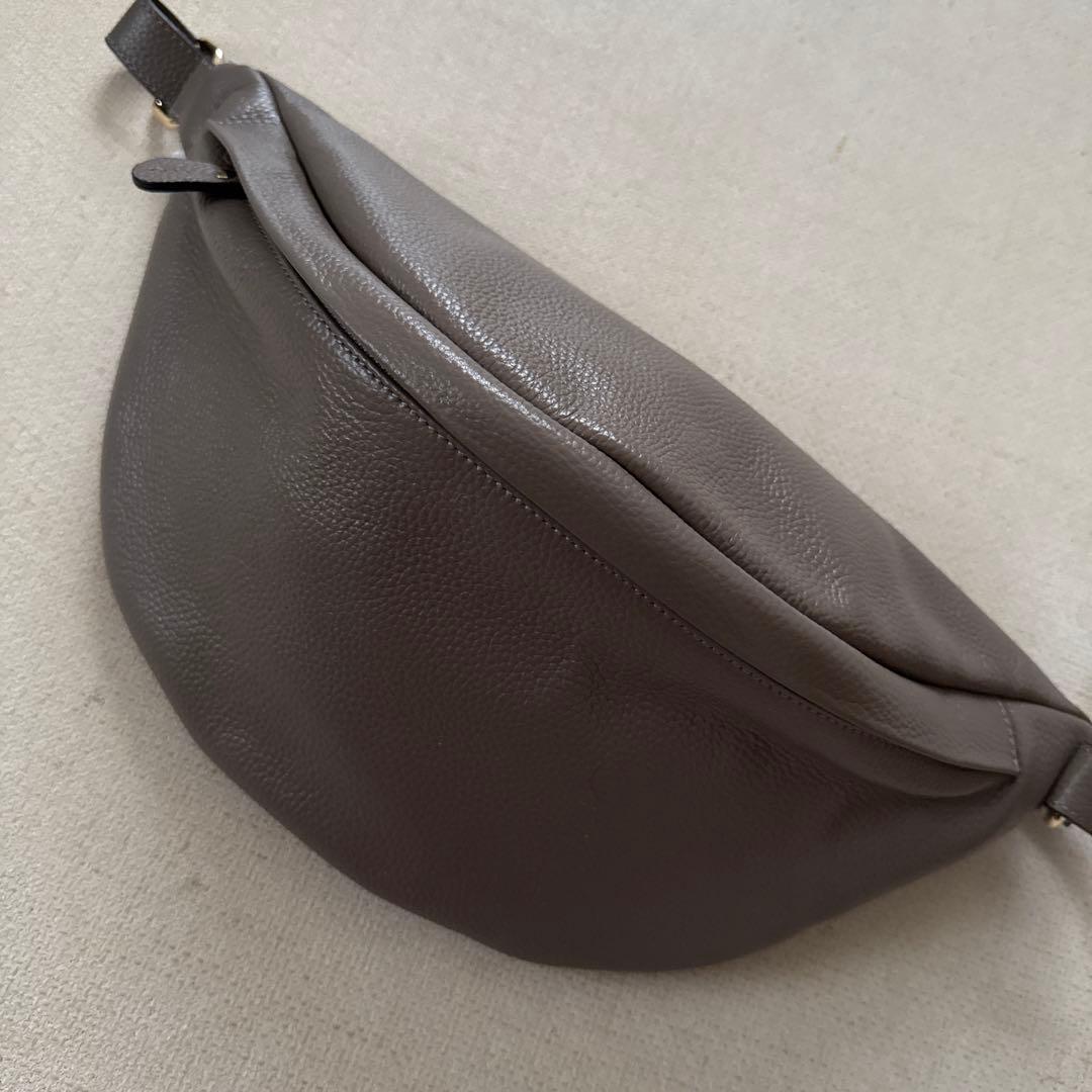 新品　キレイめクロスボディバッグ