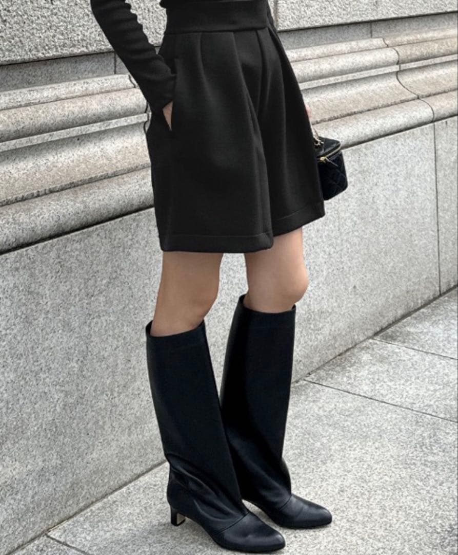 25SS 【未使用】黒完売品JENNE 日本製美ラインストレッチキュロット XL