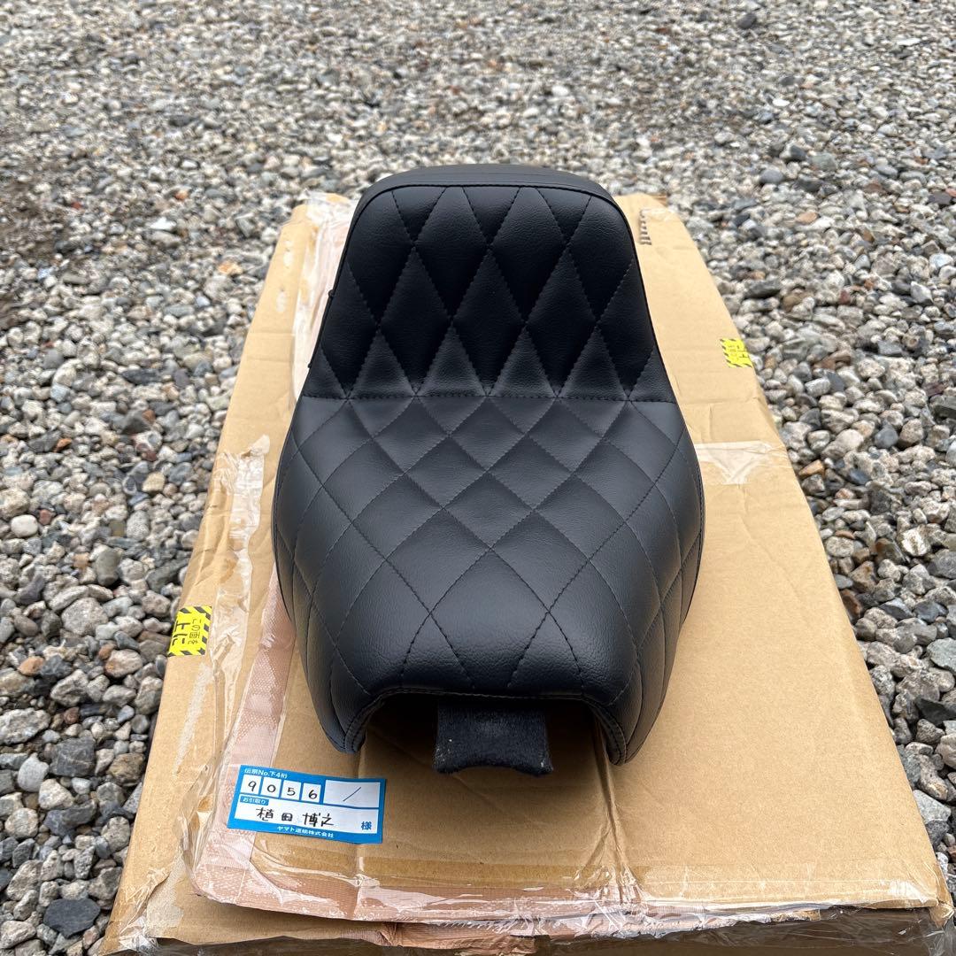 momoスポーツスター用ラペラキックフリップシート　ダイヤモンドステッチ