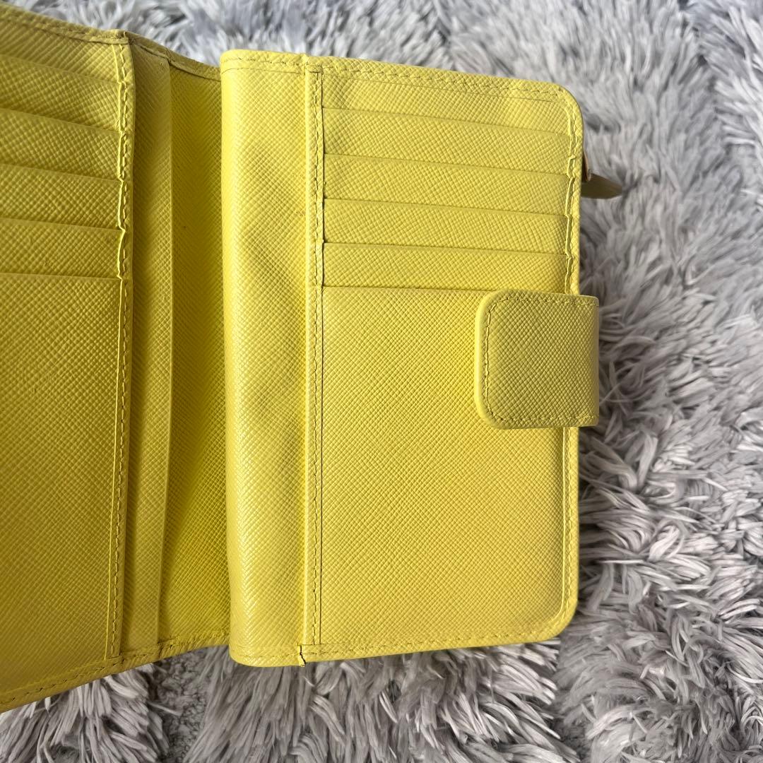 PRADA 折り財布　メタルロゴ　サフィアーノ　レモンイエロー　レディース