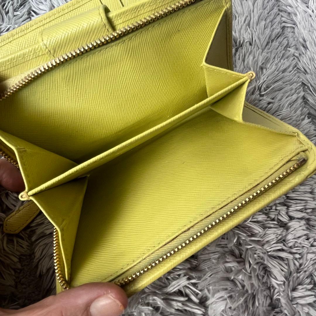 PRADA 折り財布　メタルロゴ　サフィアーノ　レモンイエロー　レディース