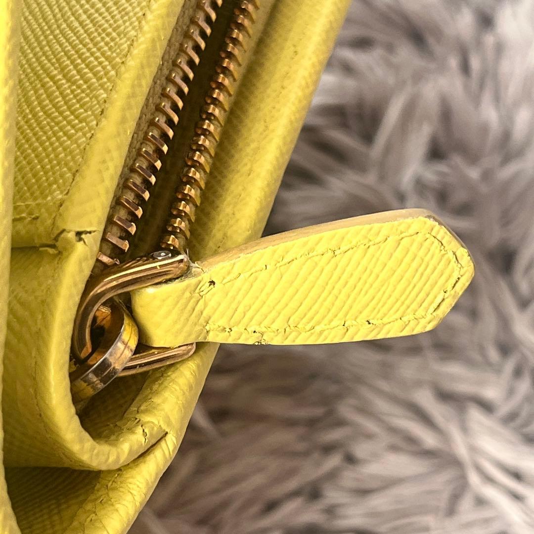 PRADA 折り財布　メタルロゴ　サフィアーノ　レモンイエロー　レディース
