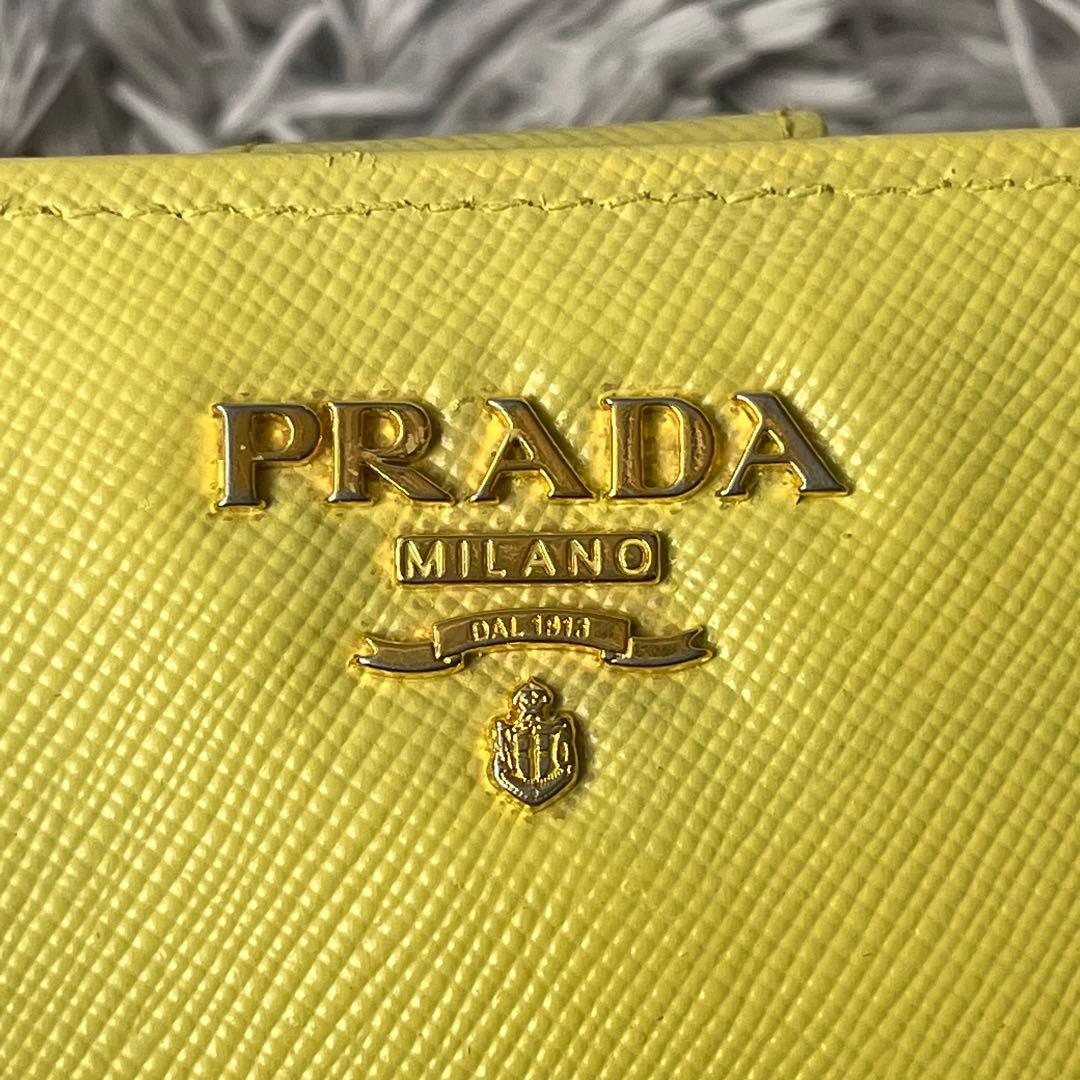 PRADA 折り財布　メタルロゴ　サフィアーノ　レモンイエロー　レディース