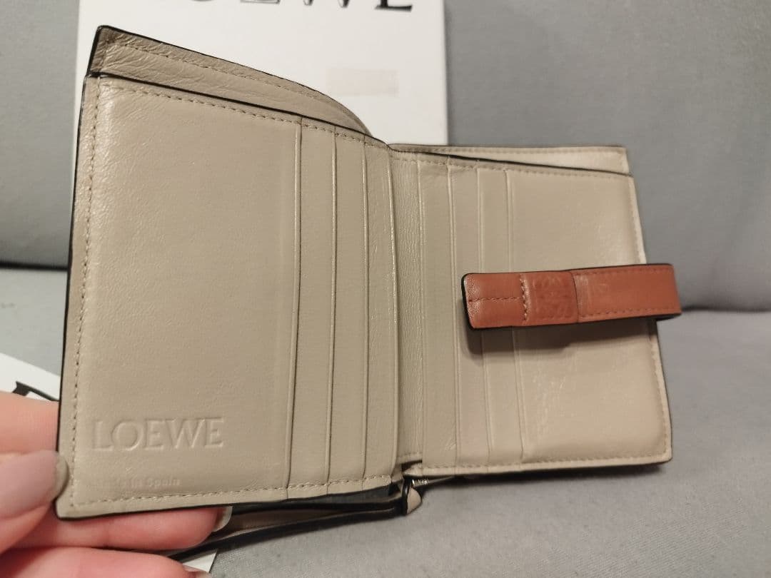 LOEWE 2つ折り財布 グリーン 美品