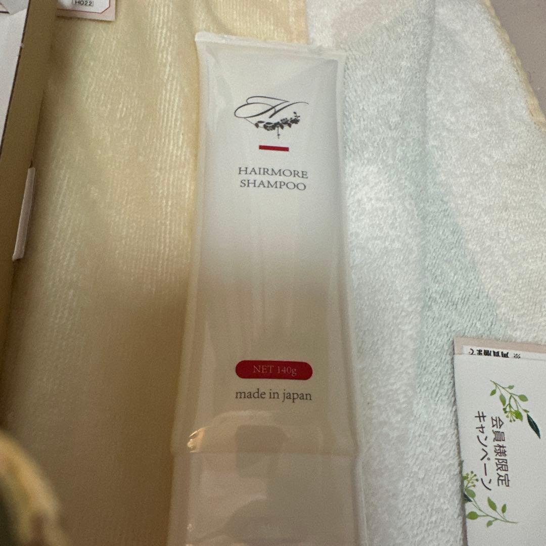 Hairmore スカルプエッセンス 2パウチとシャンプー付き。