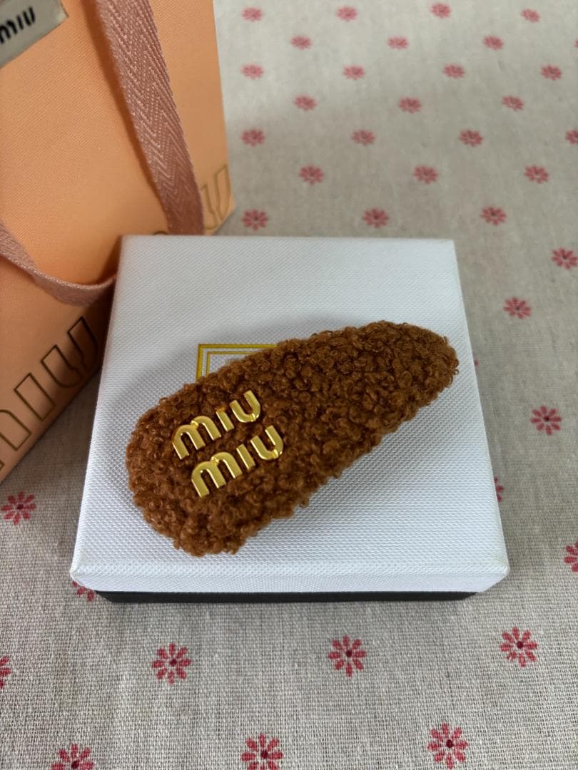 可愛い色 miu miu ヘアピン ヘアクリップ レディース