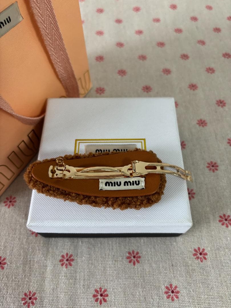 可愛い色 miu miu ヘアピン ヘアクリップ レディース