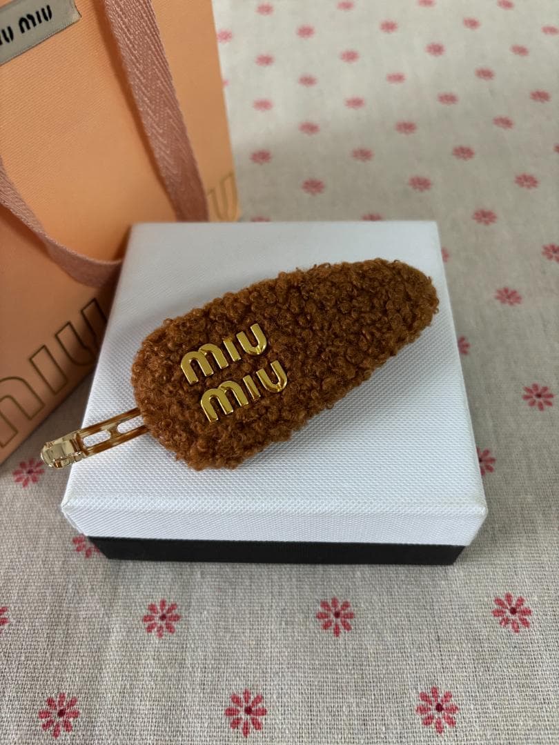 可愛い色 miu miu ヘアピン ヘアクリップ レディース
