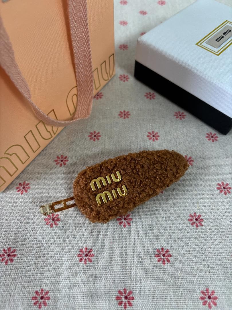 可愛い色 miu miu ヘアピン ヘアクリップ レディース
