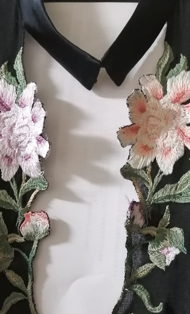 VIVIENNE TAM パワーネット黒ワンピ 刺繍 黒襟