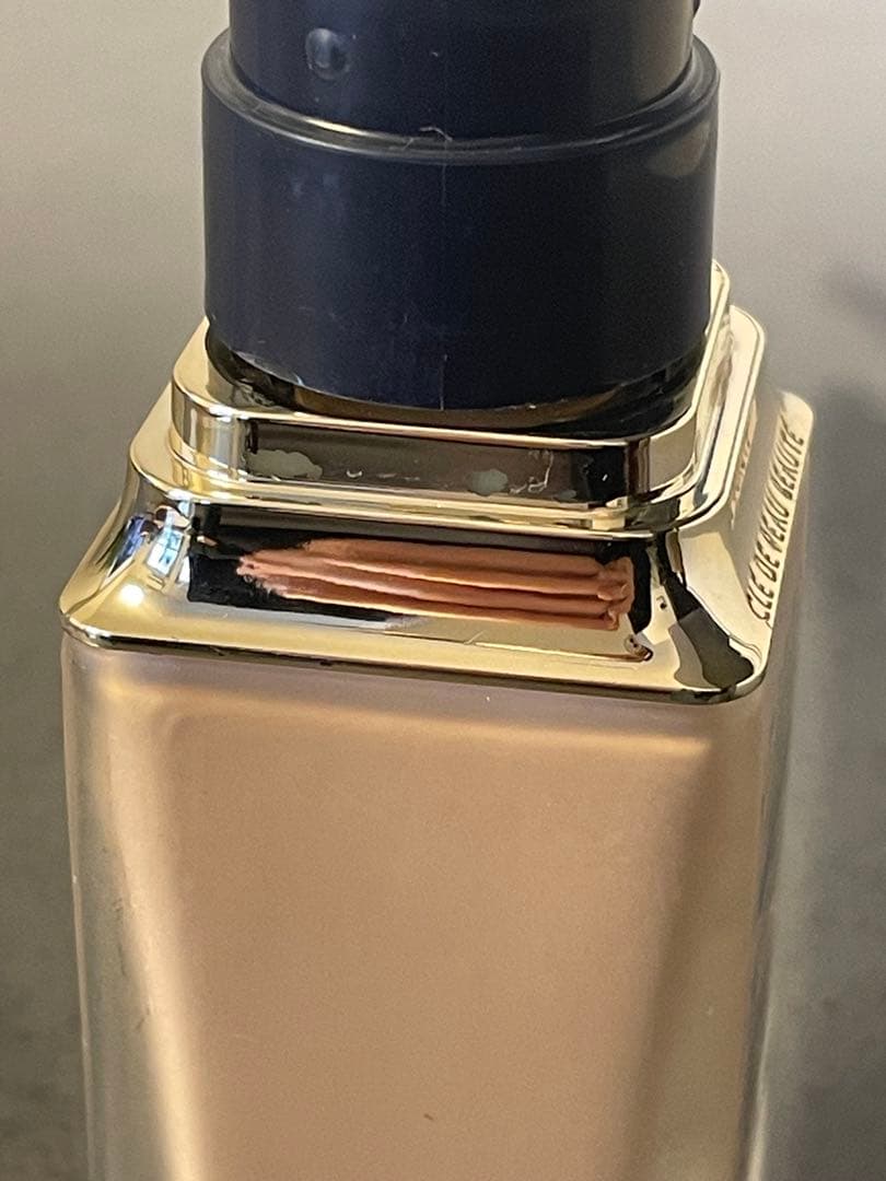 Radiant Fluid Foundation Matte オークル10