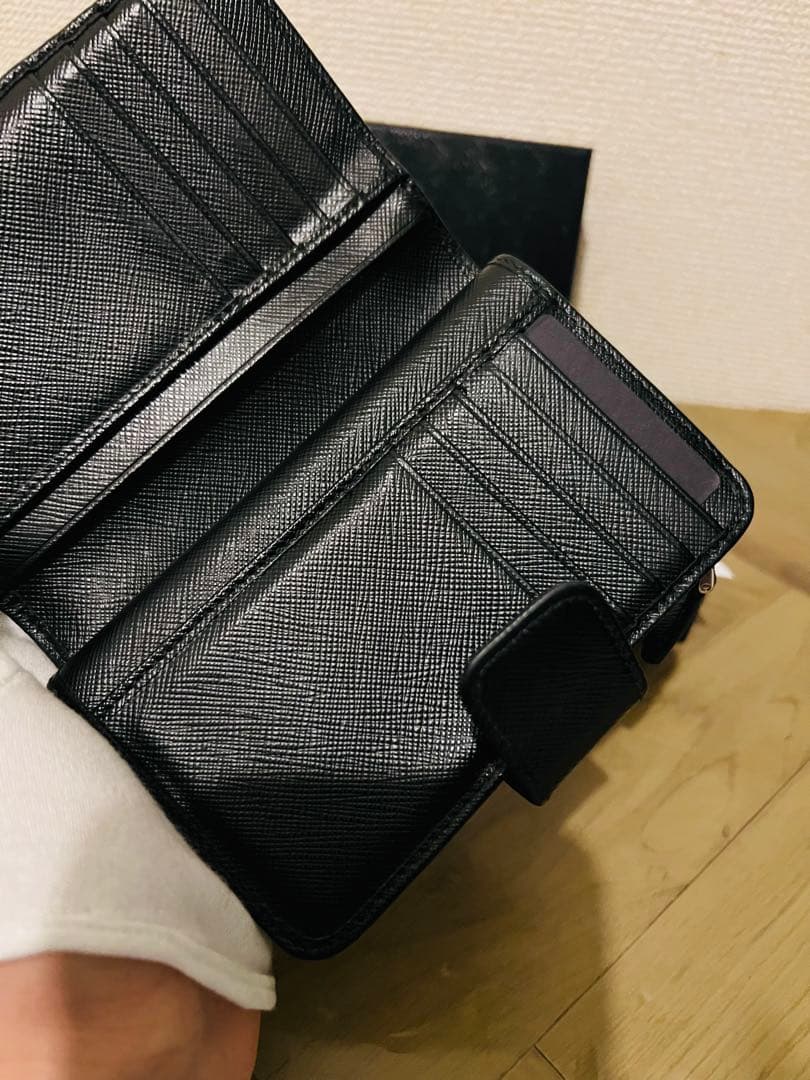 マグロ 　PRADA ブラック 三つ折り財布