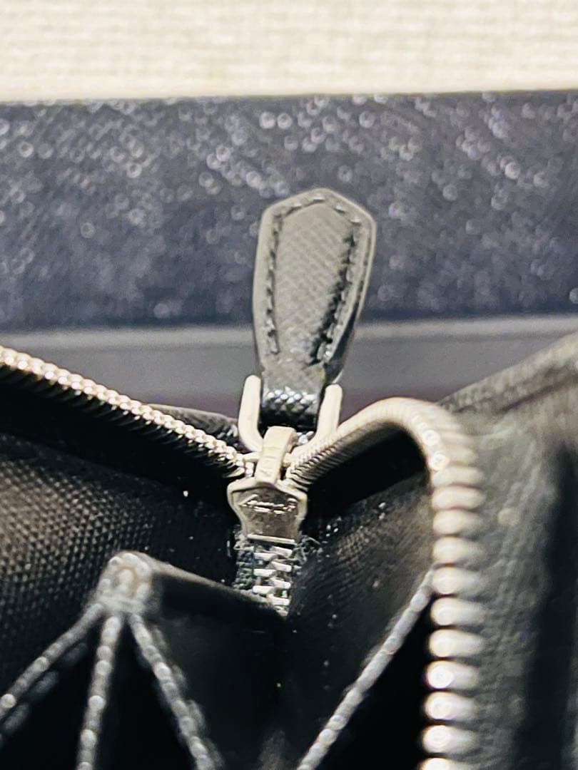 マグロ 　PRADA ブラック 三つ折り財布