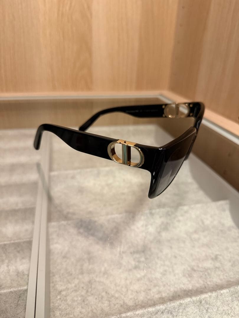 K*様 DIOR キャットアイ ブラックサングラス ゴールドロゴ