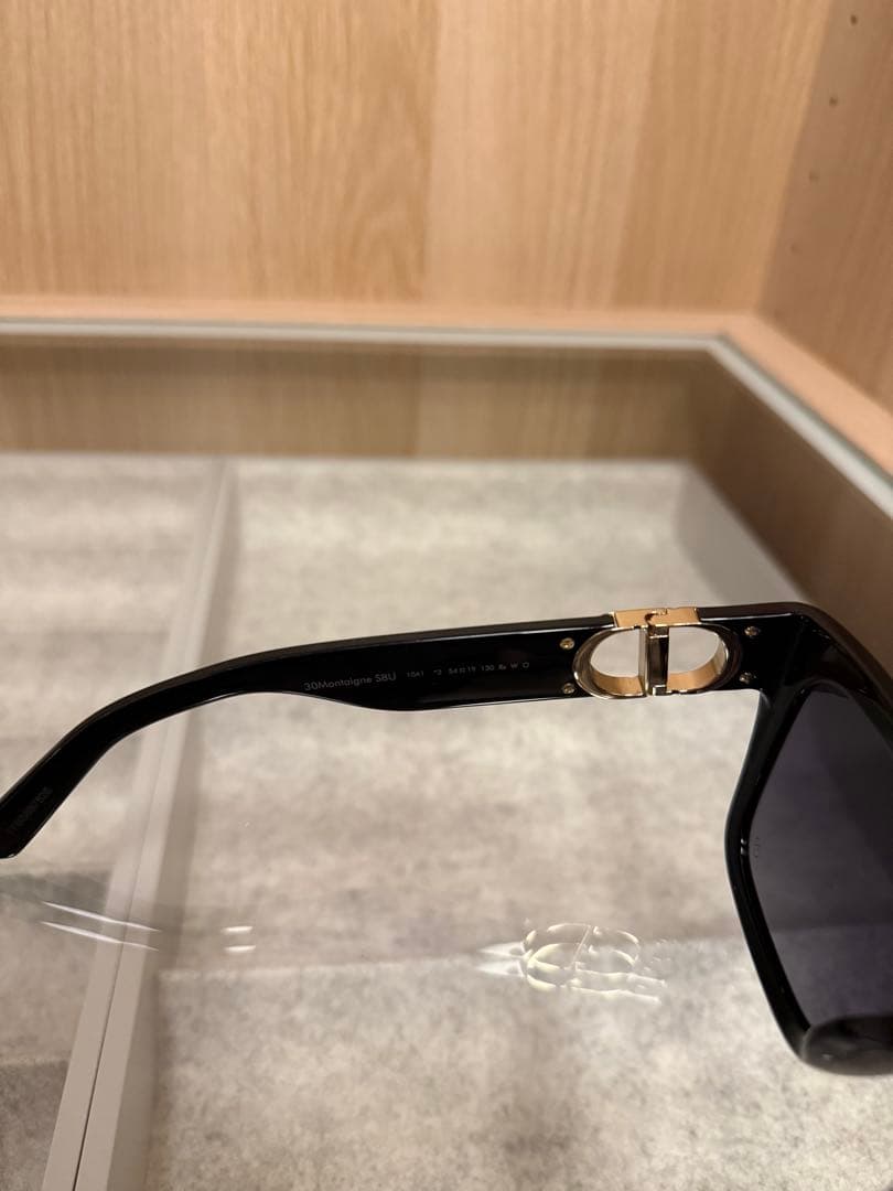 K*様 DIOR キャットアイ ブラックサングラス ゴールドロゴ