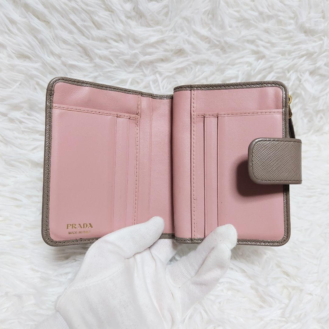 レア美品✨プラダ◇RFIDミディアムコンパクト二つ折り財布　りぼんグレーピンク
