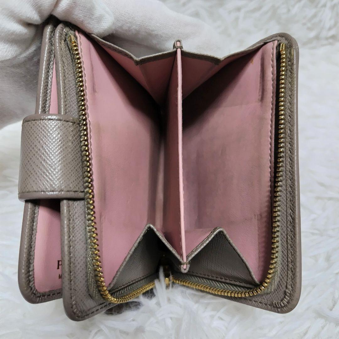 レア美品✨プラダ◇RFIDミディアムコンパクト二つ折り財布　りぼんグレーピンク