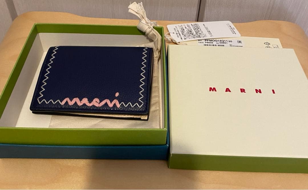 二つ折りウォレット、マルニシンボル刺繍入り 定価¥ 86,900 新品未使用品