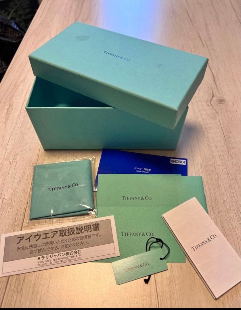 Tiffany & Co. 装飾付きサングラス