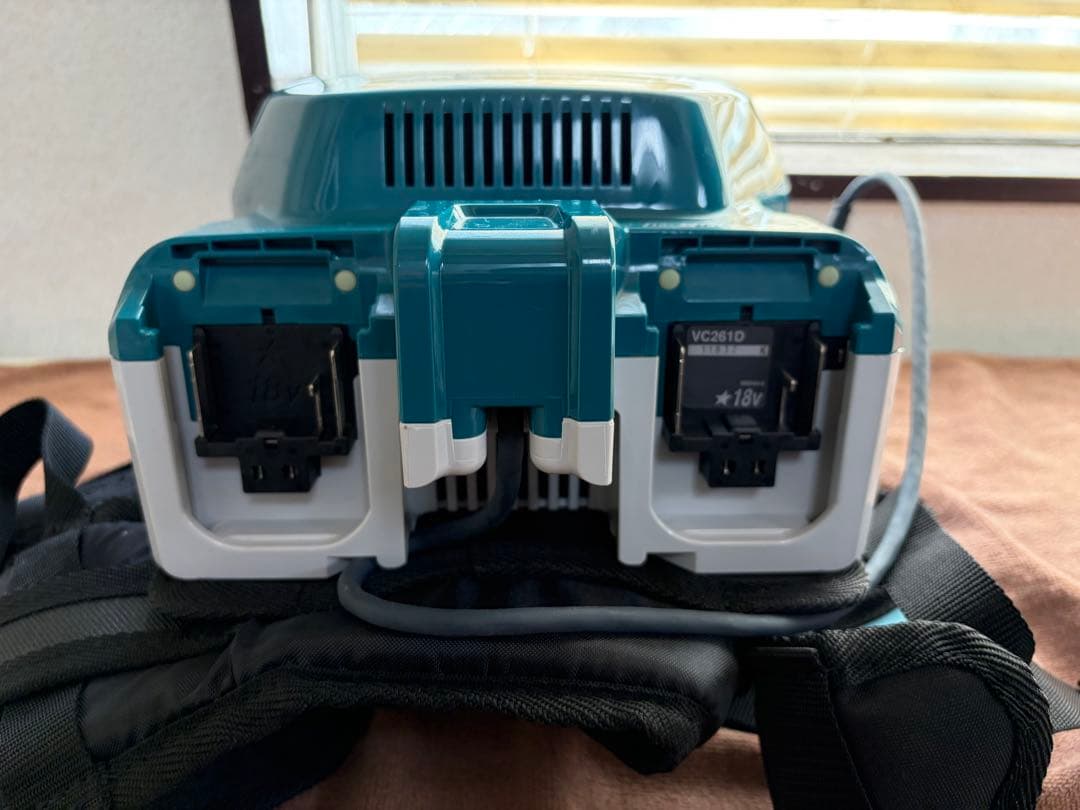 レッドさんmakita 充電式背負クリーナー　VC261D