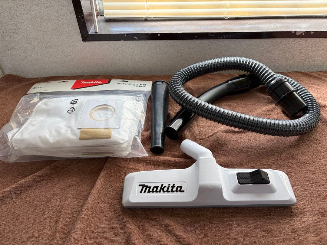 レッドさんmakita 充電式背負クリーナー　VC261D