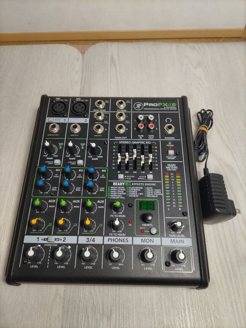 Mackie ProFX4 v2 4チャンネル　ミキサー