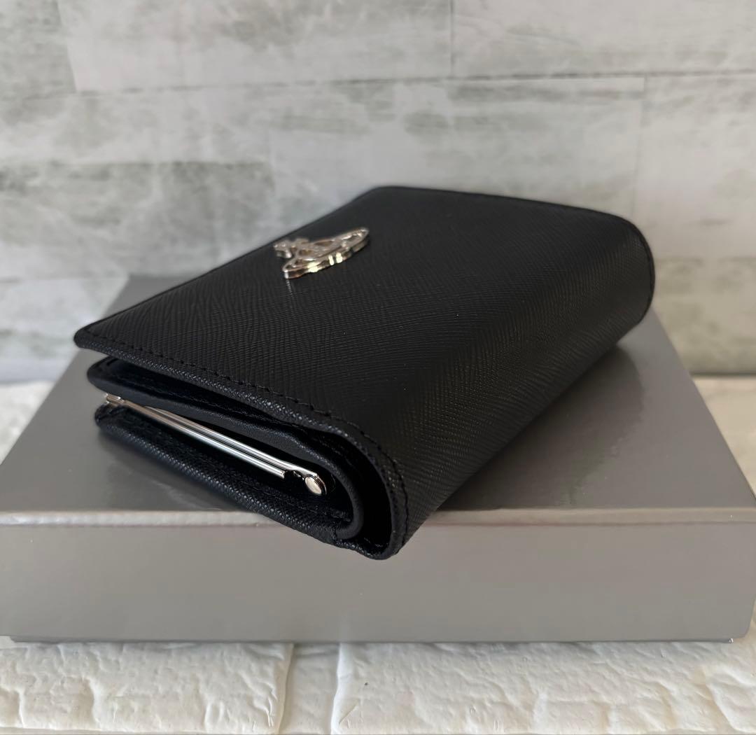 ヴィヴィアンウエストウッド シンプル&上品 二つ折り財布 オーブロゴ