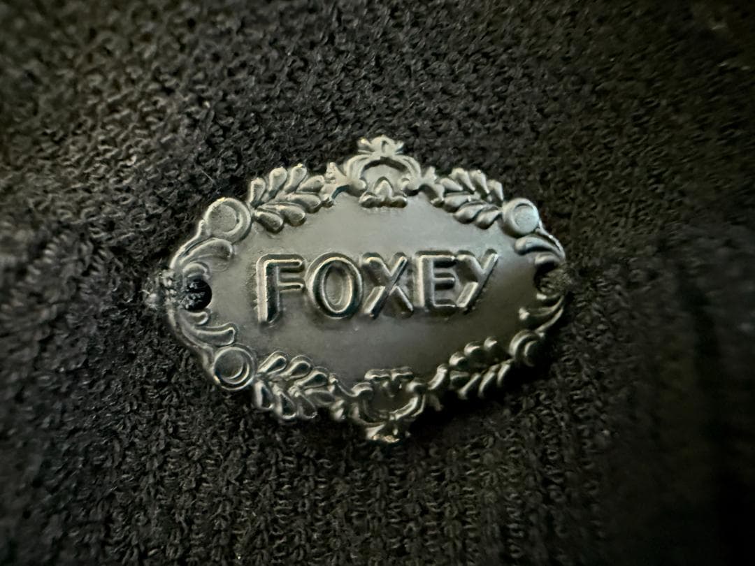 SE掲載美品★FOXEYフォクシーカーディガン プティラッフルロゴプレート付40