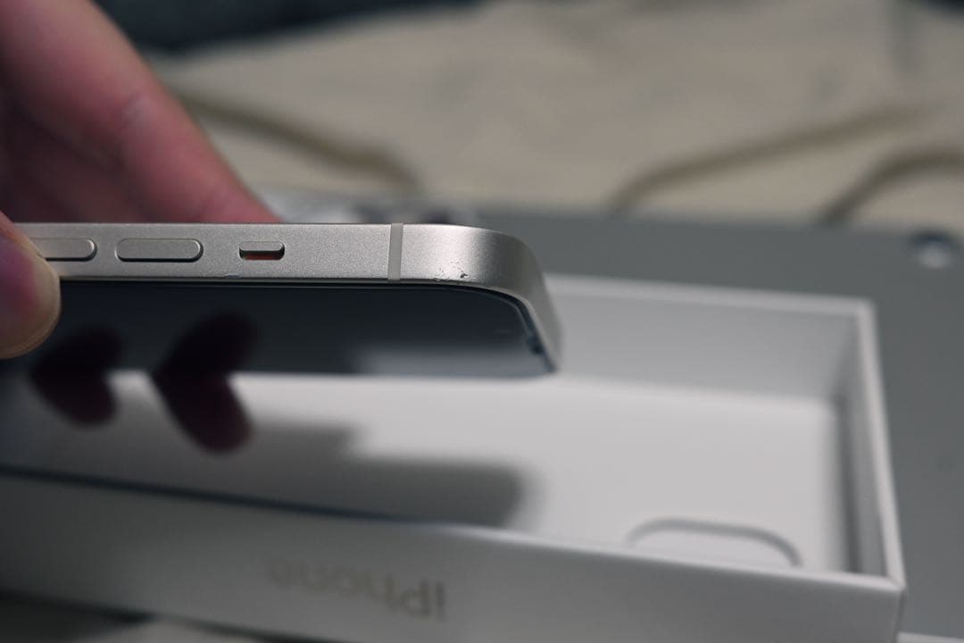 iPhone 13 ホワイト 箱、純正ライトニングケーブル、ケース付き