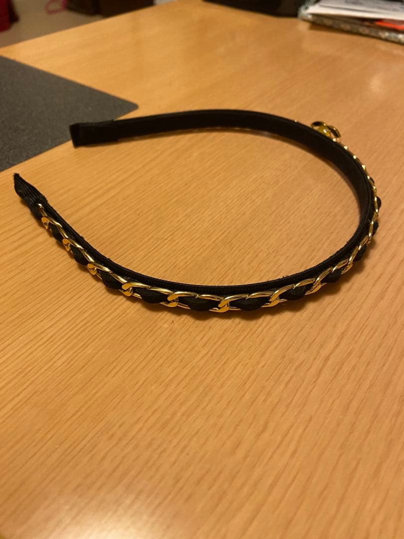 シャネル黒の編み込みデザインヘアバンド