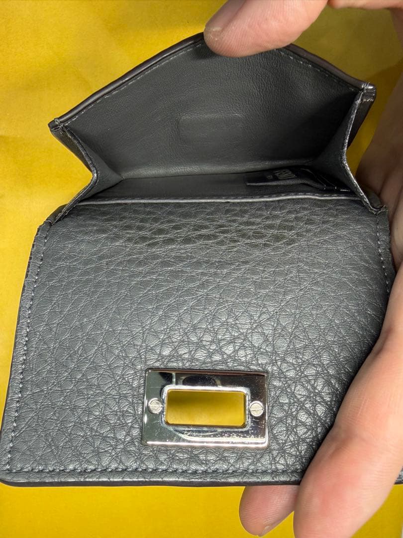 なる FENDI グレー レザー 三つ折り財布 付属品付き